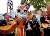 Dia de los Muertos in Chelsea: Musicians with giant skeleton puppets