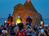 Blue Man Group with a sand gorilla