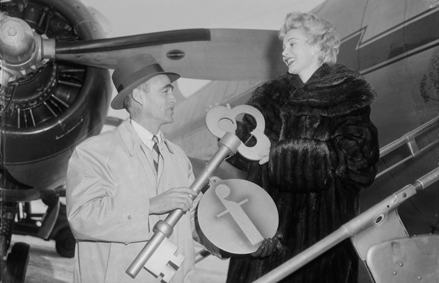 Zsa Zsa Gabor gets key to the city at Logan Airport