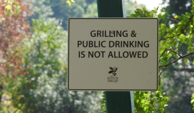 Sign reading: No grilling and no drinking