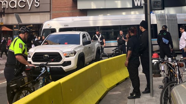 Silver Line bus blocked by illegal parker on Temple Place