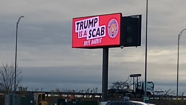 Electronic billboard alerting motorists that Trumb is a scab