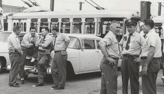 IBEW demonstrates at Trolley Car Diner