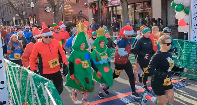 5K runners, including two dressed as Christmas trees